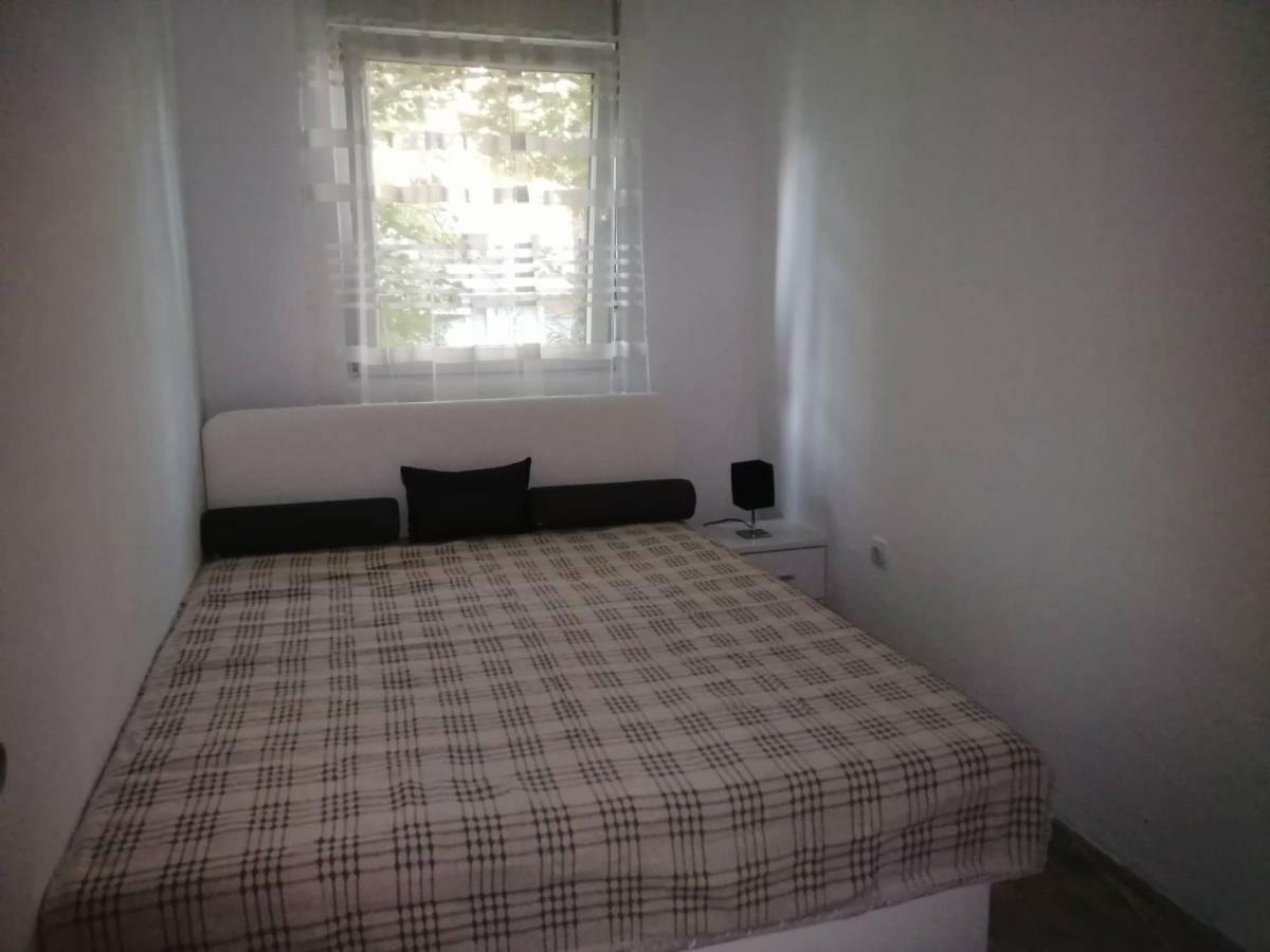 Yellow Apartment, Central Ποντγορίτσα Εξωτερικό φωτογραφία