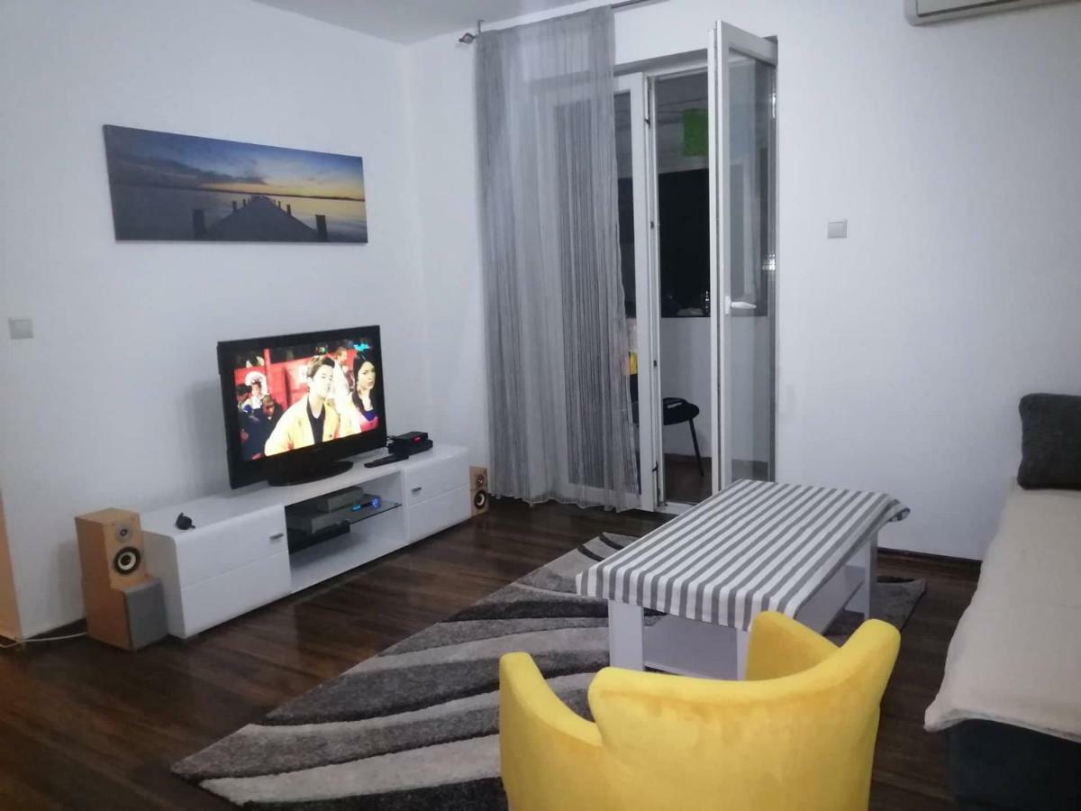 Yellow Apartment, Central Ποντγορίτσα Εξωτερικό φωτογραφία