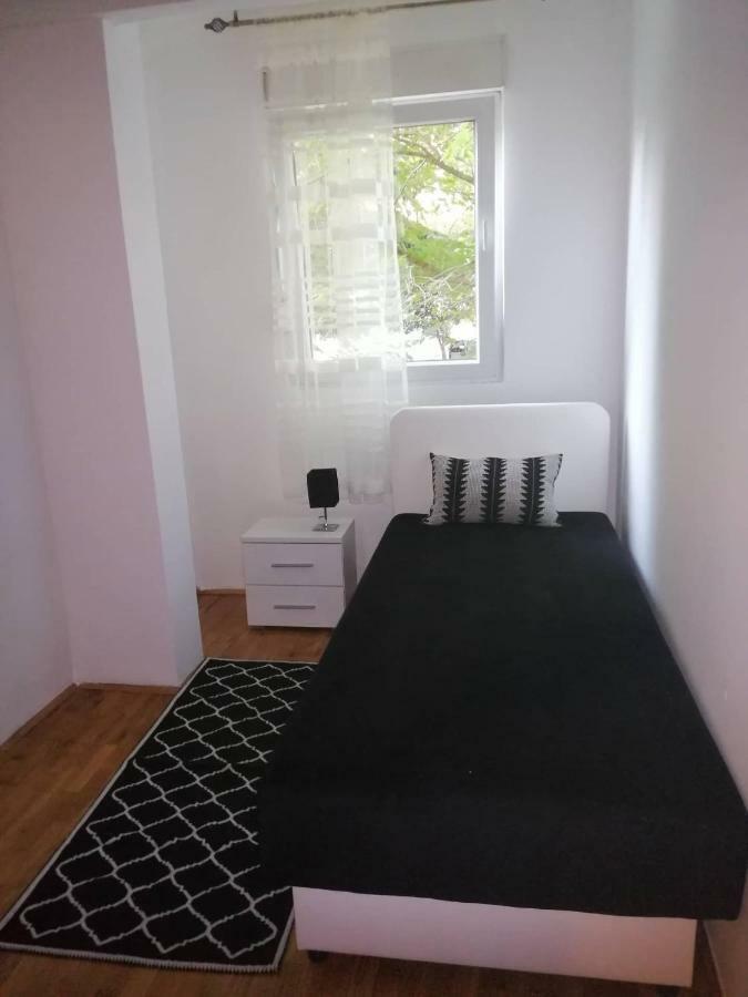 Yellow Apartment, Central Ποντγορίτσα Εξωτερικό φωτογραφία